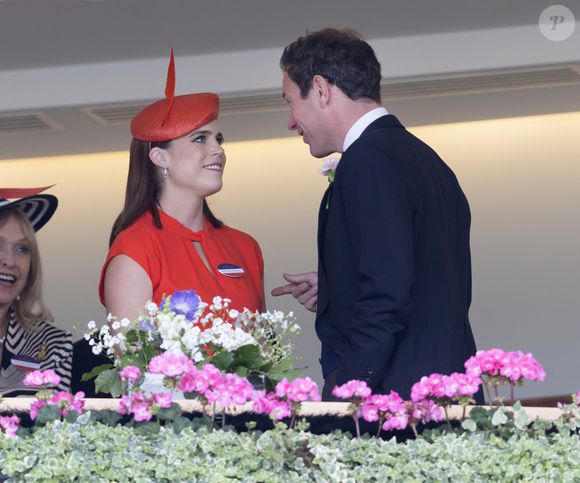 Le palais de Buckingham a confirmé la grossesse dans un communiqué officiel.

Cinquième et dernier jour du Royal Ascot Meeting qui se tient à l'hippodrome d'Ascot, dans le Berkshire, au Royaume-Uni. Ici, la princesse Eugenie (La princesse Eugenie d'York), Jack Brooksbank (La princesse Eugenie d'York), Jack Brooksbank (La princesse Eugenie d'York).
GOFF  / BESTIMAGE