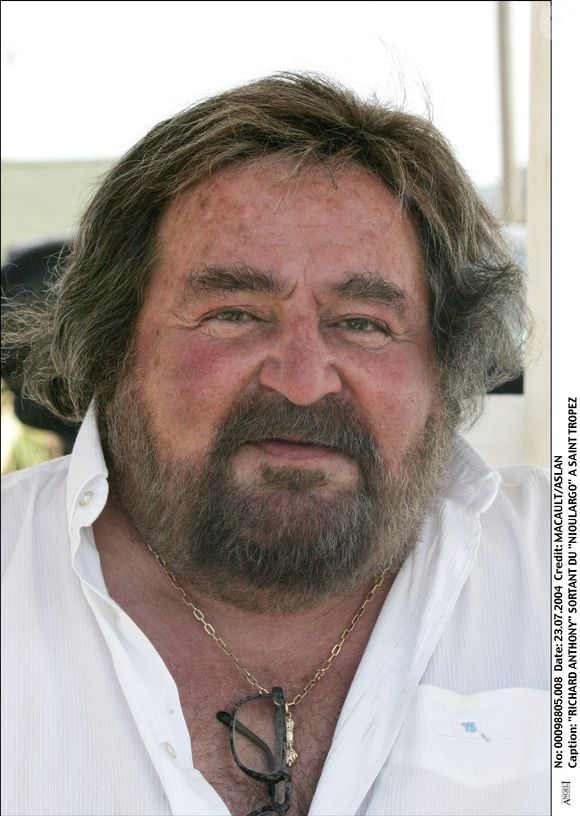 Richard Anthony quittant le Nioulargo, à Saint-Tropez, le 23 juillet 2004.
Saint-Tropez, France.
Aslan-Macault / Bestimage