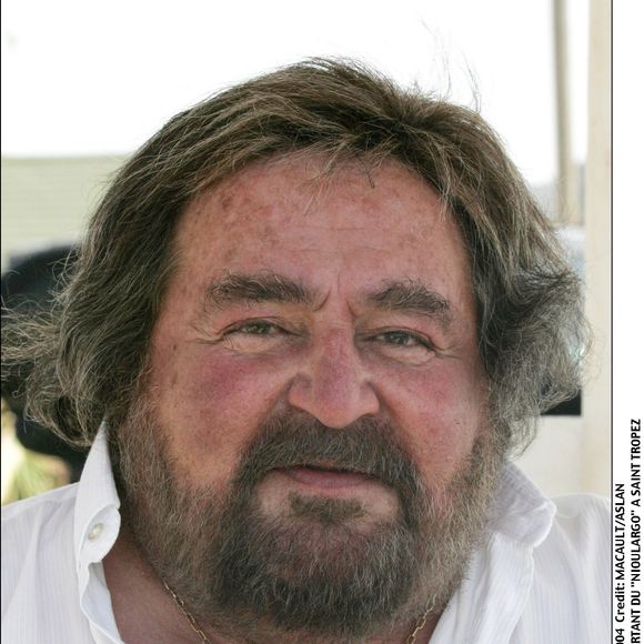 Richard Anthony quittant le Nioulargo, à Saint-Tropez, le 23 juillet 2004.
Saint-Tropez, France.
Aslan-Macault / Bestimage