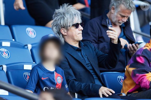 Nicola Sirkis et son fils Julesen tribunes lors du match de football Ligue 1 Uber Eats opposant le Paris Saint-Germain (PSG) au Clermont Foot 63 au Parc des Princes à Paris, France, le 3 juin 2023. Clermont a gagné 3-2. © Cyril Moreau/Bestimage