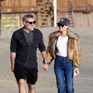 Exclusif Laeticia Hallyday et son compagnon Jalil Lespert se baladent en amoureux sur une plage de Malibu avec leur chienne Cheyenne le 11 février 2023 - Bestimage