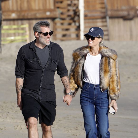 Exclusif Laeticia Hallyday et son compagnon Jalil Lespert se baladent en amoureux sur une plage de Malibu avec leur chienne Cheyenne le 11 février 2023 - Bestimage