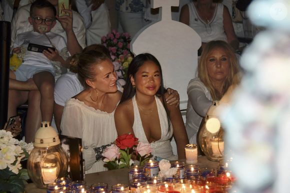 Si la douleur de l'absence est encore présente, les années qui passent permettent d'adoucir la peine

Exclusif - Laeticia Hallyday avec Joy, Carole Gruson (fondatrice du Ti St Barth) et les amis fidèles lors de la cérémonie pour la commémoration du 7ème anniversaire de la mort de Johnny Hallyday au cimetière de Lorient à Saint Barthélemy, Antilles françaises, France, le 5 décembre 2024. © Xavier Merchet-Thau/Bestimage