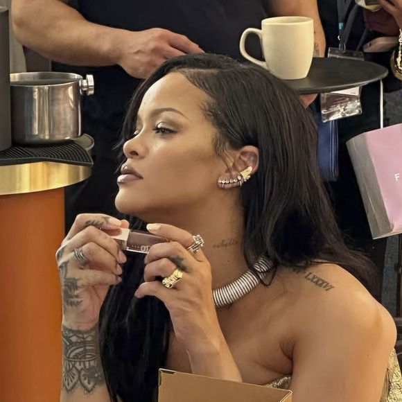 Paris, FRANCE - Rihanna a fait une apparition remarquée lors de l'événement Fenty Beauty à Paris, attirant l'attention par sa présence caractéristique.