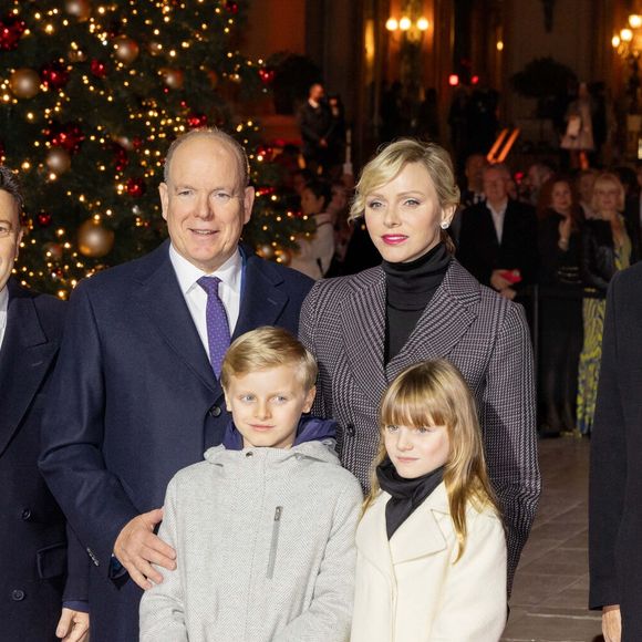 No Tabloïd - Le prince Albert II de Monaco et la princesse Charlène, avec leurs enfants, les jumeaux princiers, Jacques et Gabriella, ont donné le coup d'envoi des illuminations de la SBM, sur la Place du Casino de Monaco, le 30 novembre 2024. 
C'est sous le regard de leurs parents, du ministre d'Etat, Didier Guillaume, et de Stéphane Valeri, le président-délégué de la Société des Bains de Mer, que le prince héréditaire Jacques et sa soeur la princesse Gabriella, ont appuyé sur le buzzer déclenchant ainsi l'allumage des décors de la Place.
Les boules à neige géantes sont installées sur la place avec un tout nouveau décor animé dédié aux "moments magiques de Noël". Calendrier de l’Avent, décoration du sapin, repas de fête, douce nuit de Noël ou encore la découverte des cadeaux sont mis en scène et en musique dans chacune des cinq boules disposées autour du sapin de 18mètres de haut. © Olivier Huitel/Pool Monaco/Bestimage