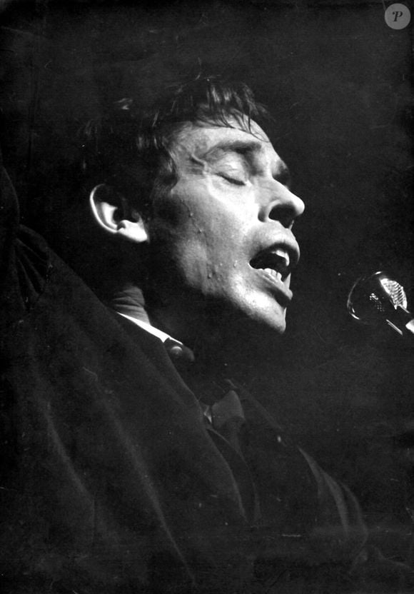 Le célèbre chanteur est resté marié à Miche jusqu'à son dernier souffle mais était connu pour ses infidélités et ne cachait pas ses autres partenaires...

1er janvier 1960, Paris, France. Jacques Brel en concert. © Keystone Usa Collection / Bestimage