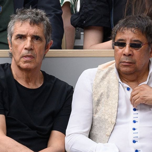 Julien Clerc et Laurent Voulzy dans les tribunes de Roland Garros 2022 le 4 juin 2022 à Paris, France. Photo Laurent Zabulon/ABACAPRESS.COM