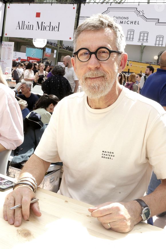Jamy Gourmaud en dédicace lors du 5ème festival du Livre de Paris au Grand Palais (17 - 19 avril 2026) à Paris, le 19 avril 2026. 
© Cédrice Perrin / Bestimage