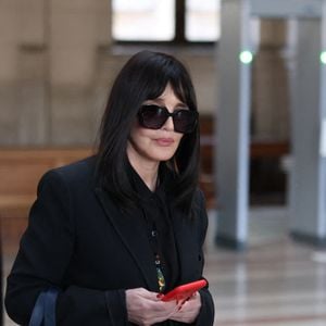 Isabelle Adjani arrive pour la tenue de son procès en appel (chambre 2-13) pour fraude fiscale, au Palais de Justice de Paris, le 27 février 2026.
© Julien Sarkissian/Bestimage