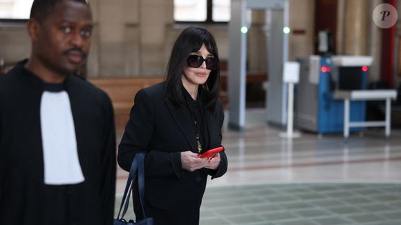 Isabelle Adjani arrive pour la tenue de son procès en appel (chambre 2-13) pour fraude fiscale, au Palais de Justice de Paris, le 27 février 2026.
© Julien Sarkissian/Bestimage