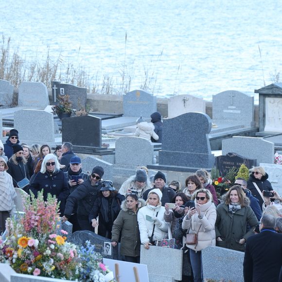 La famille et les amis proches lors de l'inhumation dans l'intimité de Brigitte Bardot dans le caveau familial du cimetière marin de Saint-Tropez, France, le 7 janvier 2026. © Bestimage