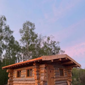 Vianney a terminé la construction de sa cabane en bois en pleine forêt et montre le résultat sur Instagram le 12 avril 2026.