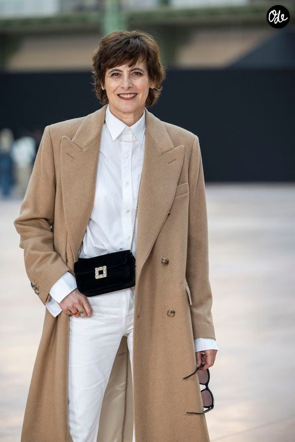Fidèle à ses obsessions, elle continue de miser sur le bleu marine dans sa nouvelle collection hiver, preuve que son style signature traverse les années.

Ines de le Fressange au photocall du défilé Chanel Mode Féminine Prêt-À-Porter Automne/Hiver 2025-2026 lors de la Fashion Week de Paris (PFW) au Grand Palais, à Paris, France, le 11 mars 2025. © Olivier Borde/Bestimage