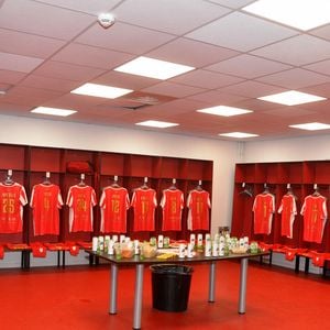 Une vue du vestiaire des Légendes de Cannes durant la première édition du « match des légendes » opposant l'équipe des Légendes, les anciens de Cannes, à l'équipe des Etoiles avec pour capitaine Didier Deschamps, au stade Pierre de Coubertin à Cannes, le 30 octobre 2025. Les Légendes cannoises, coachées par Luis Fernandez et supportées par Zinedine Zidane qui portait les couleurs cannoises, mais qui n'a pas joué, ont remporté le match 3 à 2. Tous les bénéfices de la soirée seront reversés aux associations les Etoiles de l'Espoir, à l'association Adrien et à l'association Clin d'Oeil, qui oeuvrent pour les plus démunis et la jeunesse. © Bruno Bebert / Dominique Jacovides / Bestimage