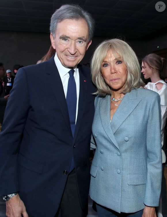 Bernard Arnault et Brigitte Macron au Front Row du défilé Christian Dior Collection Femme Prêt-à-Porter Printemps/Eté 2026 lors de la Fashion Week de Paris (PFW), dans le Jardin des Tuileries, à Paris, France, le 1er octobre 2025. © Bertrand Rindoff/Bestimage