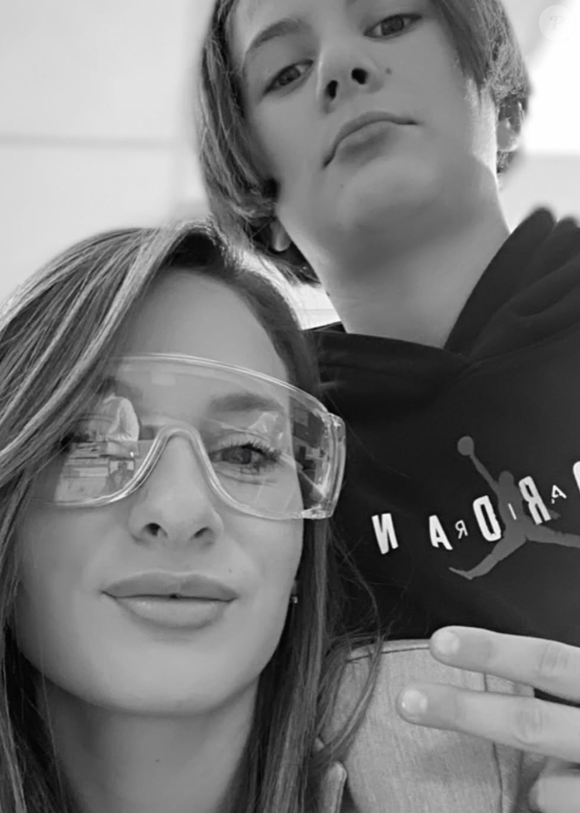 Camille Santoro pose avec son fils Nino, le 31 mai 2025, sur Instagram