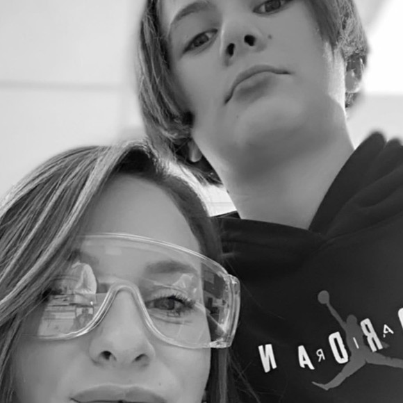 Camille Santoro pose avec son fils Nino, le 31 mai 2025, sur Instagram