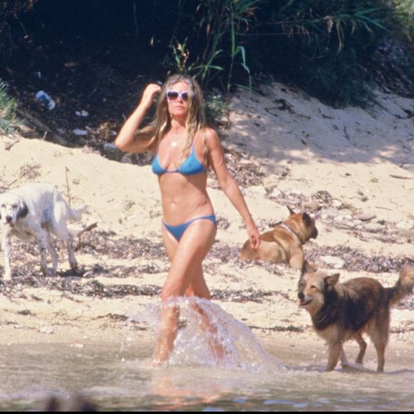 Le "Toutou’s Bar" est alimenté en eau claire par les gardiens de la propriété, témoignant d’un soin constant.

Brigitte Bardot à la Madrague.
© DANIEL ANGELI /Bestimage