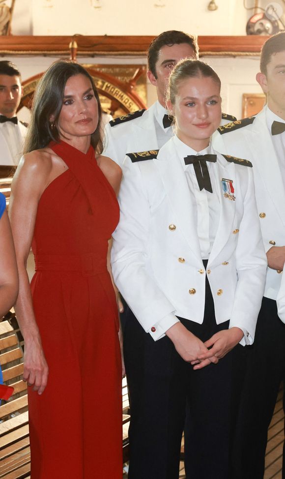 La reine Letizia et la princesse Leonor d'Espagne assistent à une réception à bord du Juan Sebastian de Elcano à Panama City, le 4 mai 2025.
Bestimage