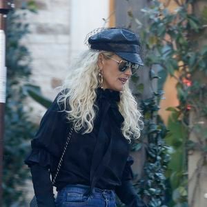 Laeticia Hallyday - Laeticia Hallyday et ses filles Jade et Joy sont allées faire du shopping dans les boutiques "Petit Ami" (magasin de vêtements pour enfants) et "Elyse Walker" à Los Angeles. © Agence / Bestimage