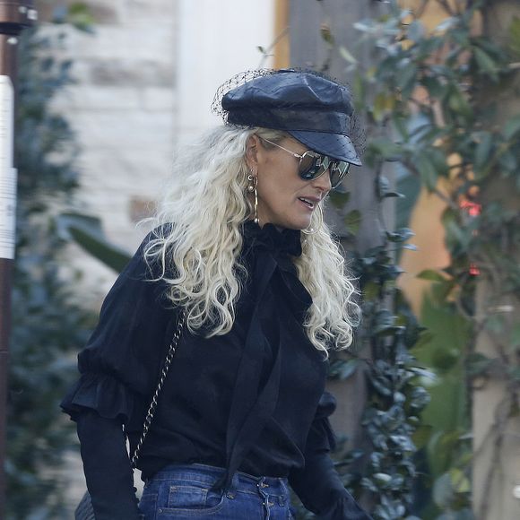Laeticia Hallyday - Laeticia Hallyday et ses filles Jade et Joy sont allées faire du shopping dans les boutiques "Petit Ami" (magasin de vêtements pour enfants) et "Elyse Walker" à Los Angeles. © Agence / Bestimage