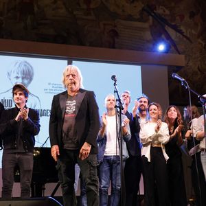 Le chanteur Renaud (Renaud Séchan), Gaëtan Roussel et Gauvain Sers - Les amis musiciens de Renaud ont donné un concert à la Mairie du 13ème à Paris le 5 septembre 2024, en hommage au chanteur et à l'occasion de l'exposition "Renaud, Des mots et des images" et de la sortie d'un recueil regroupant des œuvres d'artistes contemporains illustrant ses chansons par vingt artistes. © Coadic Guirec/Bestimage
