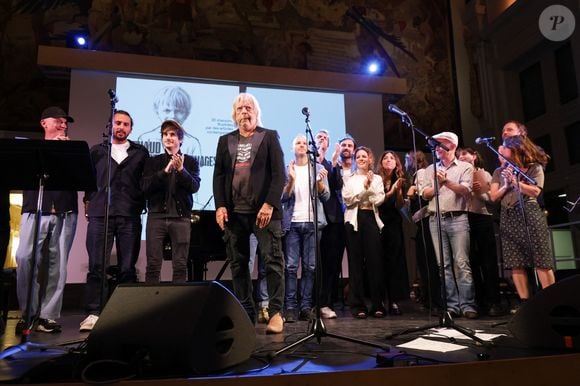 Le chanteur Renaud (Renaud Séchan), Gaëtan Roussel et Gauvain Sers - Les amis musiciens de Renaud ont donné un concert à la Mairie du 13ème à Paris le 5 septembre 2024, en hommage au chanteur et à l'occasion de l'exposition "Renaud, Des mots et des images" et de la sortie d'un recueil regroupant des œuvres d'artistes contemporains illustrant ses chansons par vingt artistes. © Coadic Guirec/Bestimage