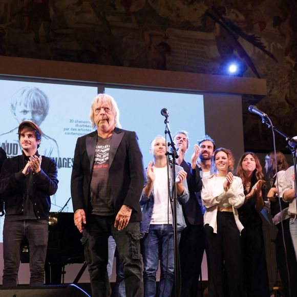 Le chanteur Renaud (Renaud Séchan), Gaëtan Roussel et Gauvain Sers - Les amis musiciens de Renaud ont donné un concert à la Mairie du 13ème à Paris le 5 septembre 2024, en hommage au chanteur et à l'occasion de l'exposition "Renaud, Des mots et des images" et de la sortie d'un recueil regroupant des œuvres d'artistes contemporains illustrant ses chansons par vingt artistes. © Coadic Guirec/Bestimage