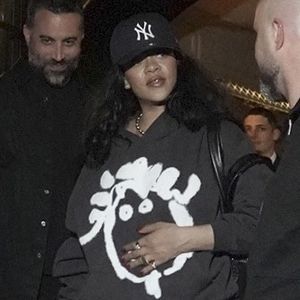 Paris, FRANCE Rihanna a été vue en train de quitter le restaurant Cesar après un dîner, faisant une sortie discrète alors qu'elle terminait sa soirée à Paris, portant un sweat à capuche graphique associé à un pantalon noir ample, une casquette des Yankees de New York, et des lunettes de soleil surdimensionnées.



Sur la photo : Rihanna