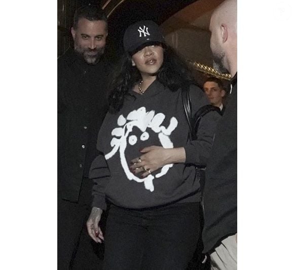 Paris, FRANCE Rihanna a été vue en train de quitter le restaurant Cesar après un dîner, faisant une sortie discrète alors qu'elle terminait sa soirée à Paris, portant un sweat à capuche graphique associé à un pantalon noir ample, une casquette des Yankees de New York, et des lunettes de soleil surdimensionnées.



Sur la photo : Rihanna