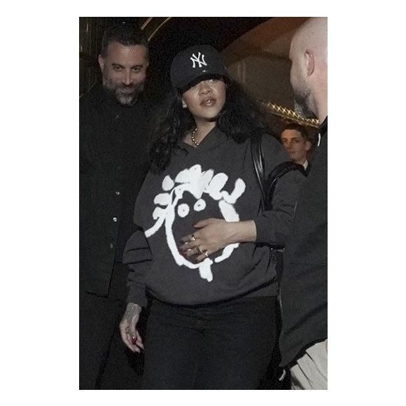 Paris, FRANCE Rihanna a été vue en train de quitter le restaurant Cesar après un dîner, faisant une sortie discrète alors qu'elle terminait sa soirée à Paris, portant un sweat à capuche graphique associé à un pantalon noir ample, une casquette des Yankees de New York, et des lunettes de soleil surdimensionnées.



Sur la photo : Rihanna