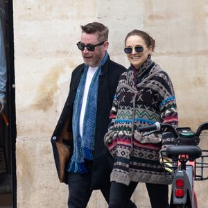 Exclusif - No web - Macaulay Culkin et Natalie Portman sont allés déjeuner au Steam Bar (un restaurant asiatique) puis faire une balade à Paris lors de la Fashion Week de Paris (PFW) le 6 mars 226. Les 2 stars se connaissent depuis plus de 30 ans et sont amis, Macaulay étant même invité à son mariage avec B.Millepied. AGENCE / BESTIMAGE