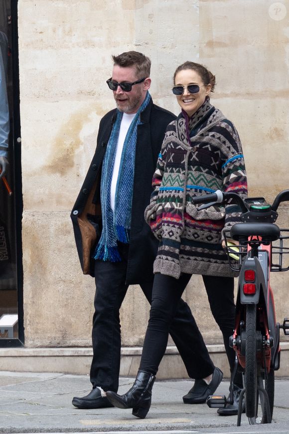 Exclusif - No web - Macaulay Culkin et Natalie Portman sont allés déjeuner au Steam Bar (un restaurant asiatique) puis faire une balade à Paris lors de la Fashion Week de Paris (PFW) le 6 mars 226. Les 2 stars se connaissent depuis plus de 30 ans et sont amis, Macaulay étant même invité à son mariage avec B.Millepied. AGENCE / BESTIMAGE