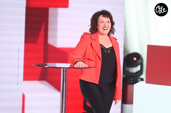 Elle a également tenté de faire disparaître son double menton sans obtenir un résultat satisfaisant.

Exclusif - Anne Roumanoff lors de l'enregistrement de l'émission « Vivement dimanche » au studio Rive Gauche, présentée par Michel Drucker, diffusée sur France 3 le 14 juin 2026, à Paris, France, le 5 mai 2026. © Guillaume Gaffiot/Bestimage