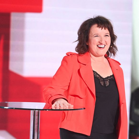 Elle a également tenté de faire disparaître son double menton sans obtenir un résultat satisfaisant.

Exclusif - Anne Roumanoff lors de l'enregistrement de l'émission « Vivement dimanche » au studio Rive Gauche, présentée par Michel Drucker, diffusée sur France 3 le 14 juin 2026, à Paris, France, le 5 mai 2026. © Guillaume Gaffiot/Bestimage
