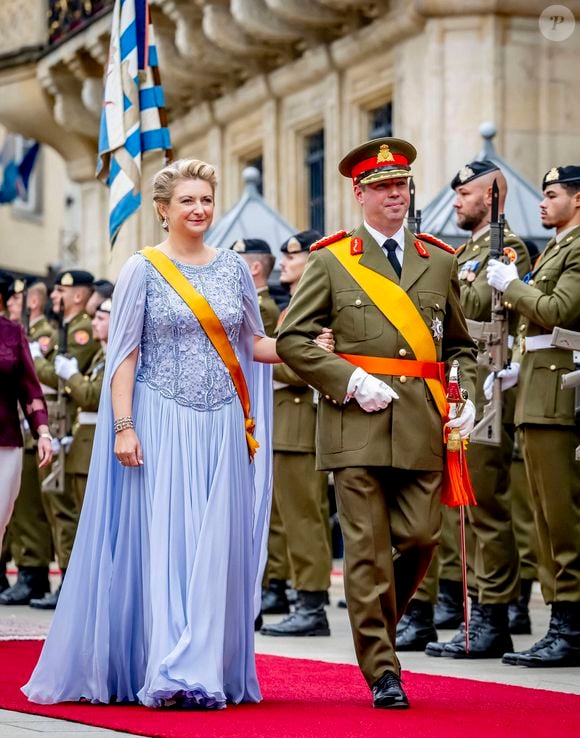 Henri 1er de Luxembourg a été très ému de passer le relais à son fils. 

Le grand-duc Guillaume (prince héritier du Luxembourg) et Stéphanie de Luxembourg (comtesse Stéphanie de Lannoy, grande-duchesse héritière du Luxembourg) arrivent à la Chambre des députés pour la cérémonie de prestation de serment du grand-duc Guillaume, dans le cadre des festivités marquant le changement de souverain au Luxembourg. Première journée des célébrations à Luxembourg, le 3 octobre 2025. Photo : Dana Press / Bestimage