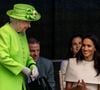 "À une occasion, à l'approche du mariage , Meghan s'est rendue au château de Windsor pour une dégustation de menu et a fini par avoir un échange tendu avec un membre du personnel", a déclaré la spécialiste des têtes couronnées dans son ouvrage "The New Royals", comme l'a notifié le Daily Mail.
Meghan Markle, duchesse de Sussex, effectue son premier déplacement officiel avec la reine Elisabeth II d'Angleterre, lors de la visite du Catalyst Museum à Widnes. Le 14 juin 2018 (AGENCE / BESTIMAGE).