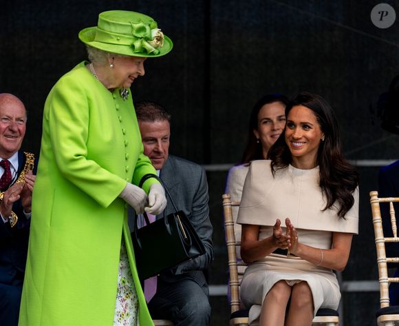"À une occasion, à l'approche du mariage , Meghan s'est rendue au château de Windsor pour une dégustation de menu et a fini par avoir un échange tendu avec un membre du personnel", a déclaré la spécialiste des têtes couronnées dans son ouvrage "The New Royals", comme l'a notifié le Daily Mail.

Meghan Markle, duchesse de Sussex, effectue son premier déplacement officiel avec la reine Elisabeth II d'Angleterre, lors de la visite du Catalyst Museum à Widnes. Le 14 juin 2018 (AGENCE / BESTIMAGE).