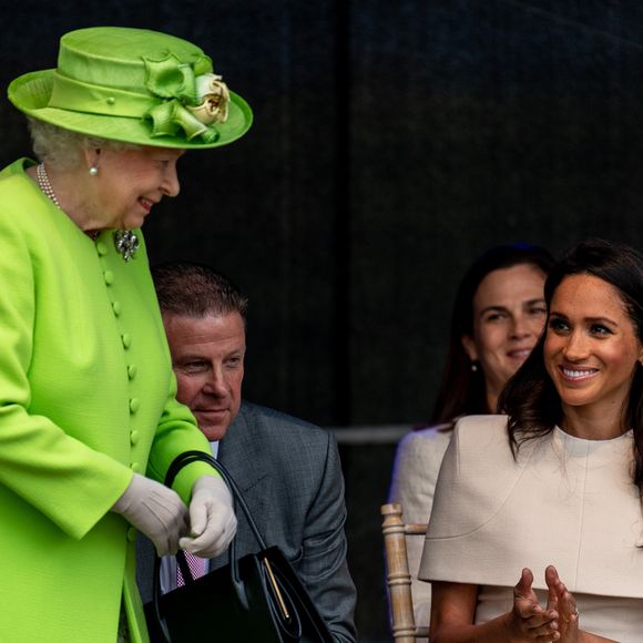 "À une occasion, à l'approche du mariage , Meghan s'est rendue au château de Windsor pour une dégustation de menu et a fini par avoir un échange tendu avec un membre du personnel", a déclaré la spécialiste des têtes couronnées dans son ouvrage "The New Royals", comme l'a notifié le Daily Mail.

Meghan Markle, duchesse de Sussex, effectue son premier déplacement officiel avec la reine Elisabeth II d'Angleterre, lors de la visite du Catalyst Museum à Widnes. Le 14 juin 2018 (AGENCE / BESTIMAGE).