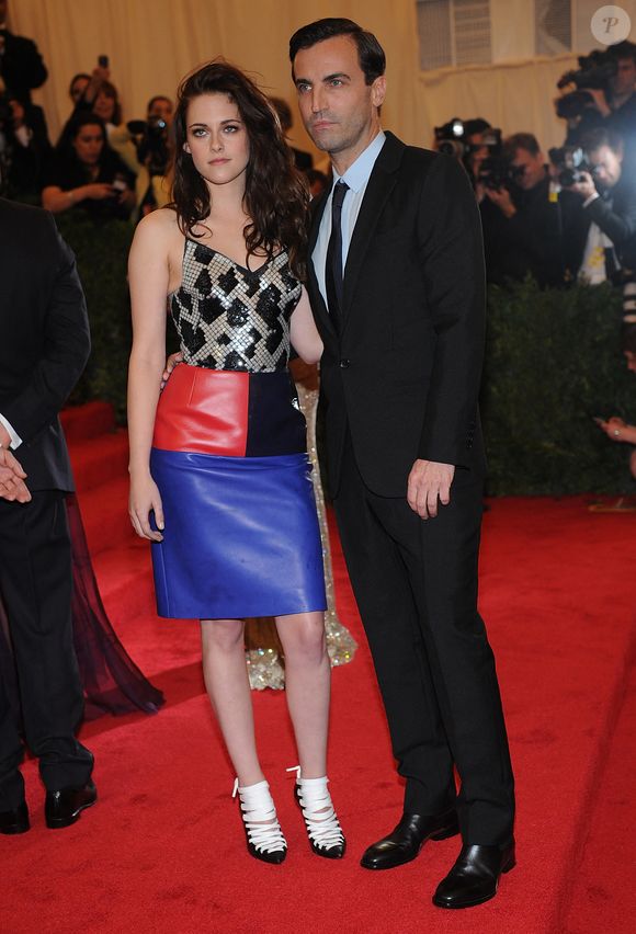 Kristen Stewart et Nicolas Ghesquière assistent au gala du Costume Institute "Schiaparelli And Prada : Impossible Conversations" au Metropolitan Museum of Art le samedi 7 mai 2012 à New York. Photo Brad Barket / ABACAUSA.COM