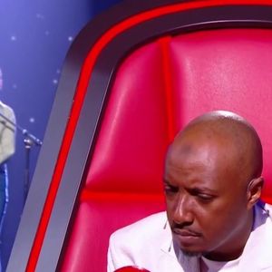 "Les deux premières années de maternelle ont été difficiles à vivre. Il a fallu que je change d'école pour tomber sur une gentille maîtresse qui comprenait ma surdité. C'était très dur. Le peu de souvenirs que j'ai de mon enfance n'est pas bon. Je n'aime pas me les rappeler..."

Soprano écoute Ninon chanter dans "The Voice Kids" 2025 - Saison 11 - Deuxième auditions à l'aveugle du samedi 6 septembre 2025 sur TF1