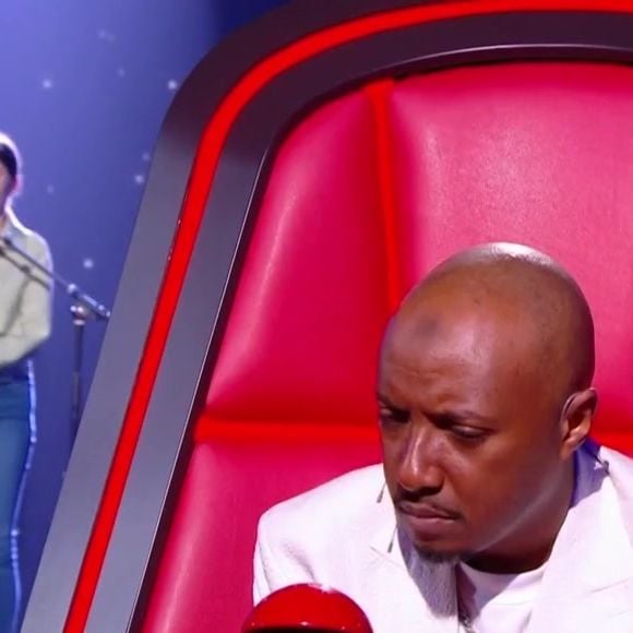 "Les deux premières années de maternelle ont été difficiles à vivre. Il a fallu que je change d'école pour tomber sur une gentille maîtresse qui comprenait ma surdité. C'était très dur. Le peu de souvenirs que j'ai de mon enfance n'est pas bon. Je n'aime pas me les rappeler..."

Soprano écoute Ninon chanter dans "The Voice Kids" 2025 - Saison 11 - Deuxième auditions à l'aveugle du samedi 6 septembre 2025 sur TF1