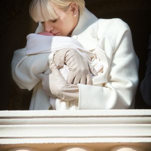 La princesse Charlène de Monaco présente l'un de ses jumeaux au public monégasque au balcon du Palais princier de Monte-Carlo, Monaco, 7 janvier 2015. Photo : Patrick van Katwijk /