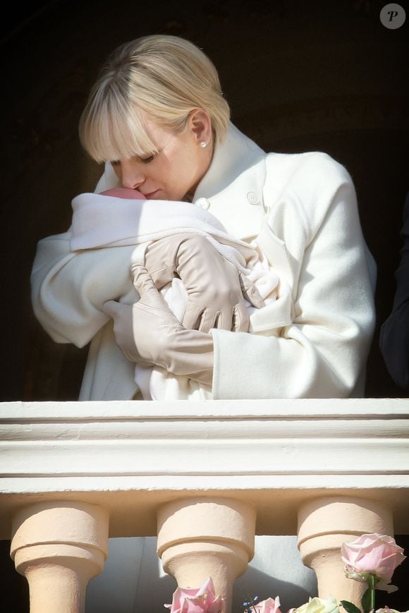 La princesse Charlène de Monaco présente l'un de ses jumeaux au public monégasque au balcon du Palais princier de Monte-Carlo, Monaco, 7 janvier 2015. Photo : Patrick van Katwijk /