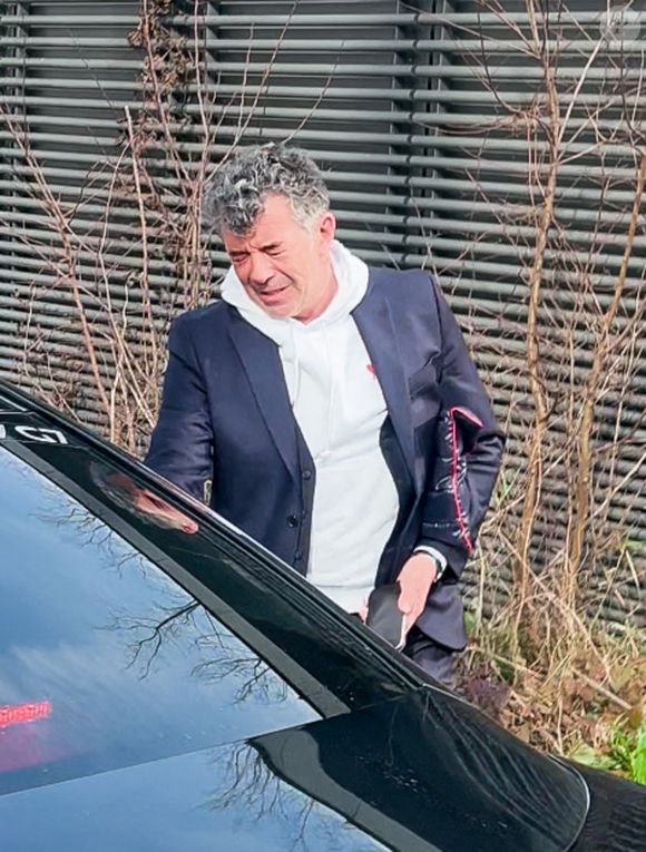 Stéphane Plaza en larmes à la sortie de son procès après avoir été reconnu coupable de "violences habituelles par concubin" et condamné à 12 mois de prison avec sursis, à Paris, France, le 18 février 2025. © Yehiel Chekroune/Bestimage