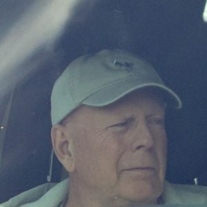 Studio City, CA - EXCLUSIF - L'acteur à la retraite Bruce Willis a été aperçu en train de faire une croisière à Studio City avec son garde du corps, le lendemain de la célébration de son 16e anniversaire de mariage avec Emma Heming Willis.