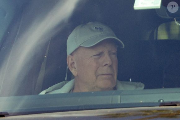 Studio City, CA - EXCLUSIF - L'acteur à la retraite Bruce Willis a été aperçu en train de faire une croisière à Studio City avec son garde du corps, le lendemain de la célébration de son 16e anniversaire de mariage avec Emma Heming Willis.