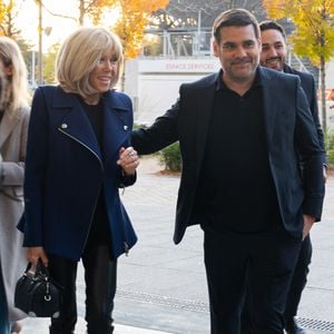Brigitte Macron et Matthieu Lartot, journaliste et commentateur sportif, fondateur de l'association « La Piste » au sein de l'association « Debout En Bouts ». Trente personnes amputées portant des prothèses défilent sur le court Philippe-Chatrier du stade de Roland-Garros le 8 octobre 2025 à Paris, en France. Photo de Nasser Berzane/ABACAPRESS.COM