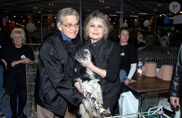 Cette première apparition publique de Bernard d’Ormale contraste avec l’émotion intense qu’il avait manifestée lors des obsèques de son épouse à Saint-Tropez. 

Archives - Bernard d'Ormale - Brigitte Bardot est morte à 91 ans - BGUK_3449353 - na, FRANCE FILE PHOTOS - La star du cinéma français Brigitte Bardot est morte à l'âge de 91 ans.