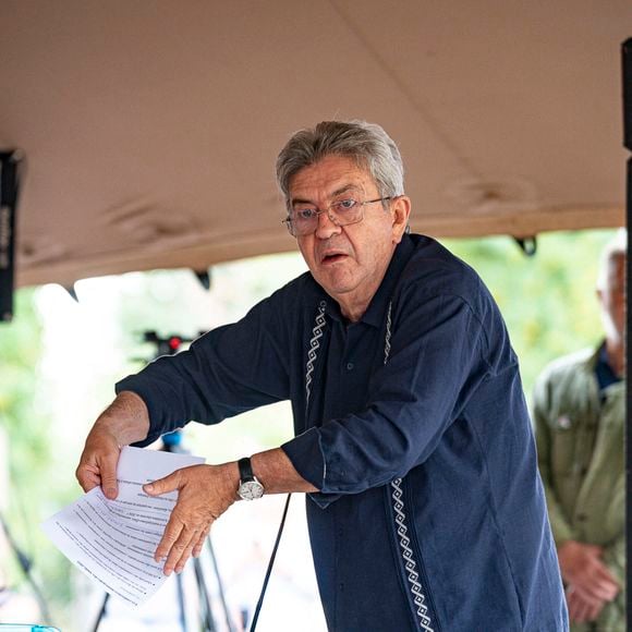 Jean-Luc Mélenchon en conférence "Les communes et la révolution citoyenne", formation aux élections municipales de 2026, lors des AMFIS à Châteauneuf-sur-Isère le 21 août 2025. © Sandrine Thesillat/PsNewz/Bestimage